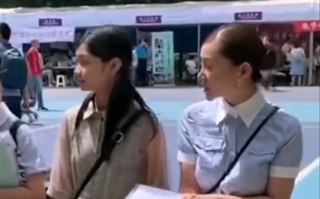 女孩考上清华家人陪着报到 妈妈和妹妹的颜值爆